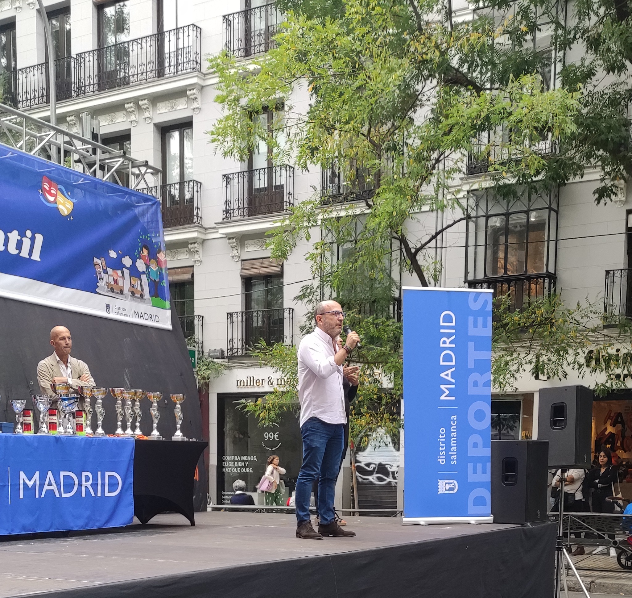 José Fernández entrega los premios de los torneos deportivos de las fiestas de Salamanca